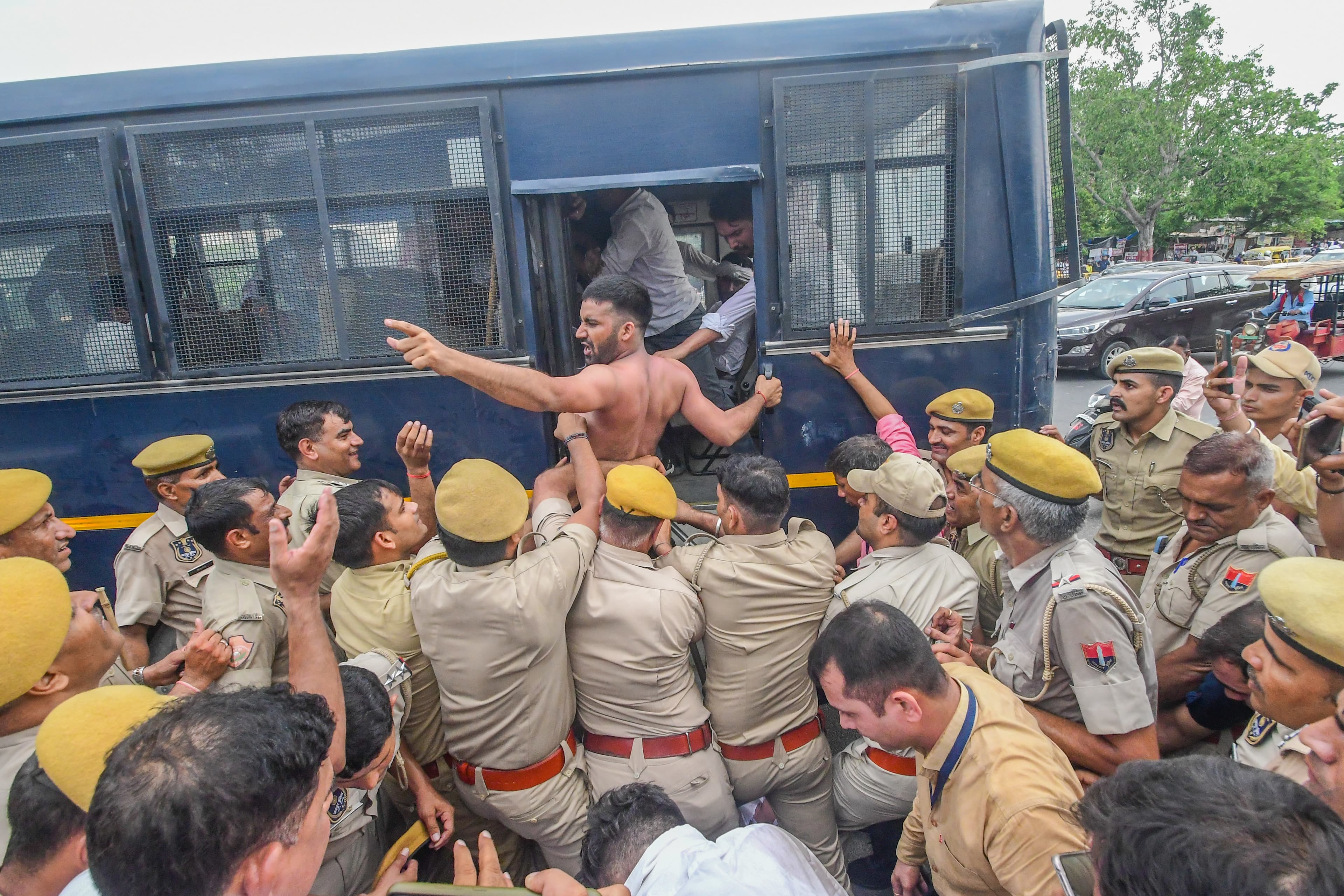 rajasthan university lathicharge 