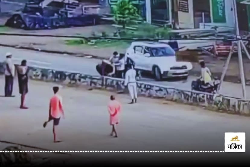 Terror miscreants riding Creta young man beaten up middle road incident captured CCTV police investigating, क्रेटा सवार बदमाशों का आतंक! बीच सड़क पर युवक को पीटा, CCTV में कैद हुई घटना, पुलिस जांच में जुटी