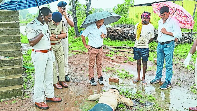 ग्राम कोटेरा में स्थित भाजपा के प्रदेश प्रवक्ता देवलाल ठाकुर के फार्म हाउस में शराब पीने के बाद आपसी विवाद को लेकर एक व्यक्ति की चौकीदार ने टंगिया मारकर हत्या कर दी गई। शुक्रवार को मामले की जानकारी फैलते ही क्षेत्र में सनसनी फैल गई। पुलिस हरकत में आई और चंद घंटों में हत्या के आरोपी का पता लगाकर गिरफ्तार कर लिया गया।