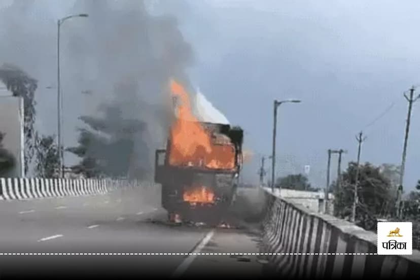 Fire broke out in truck filled with scrap in Ghaziabad