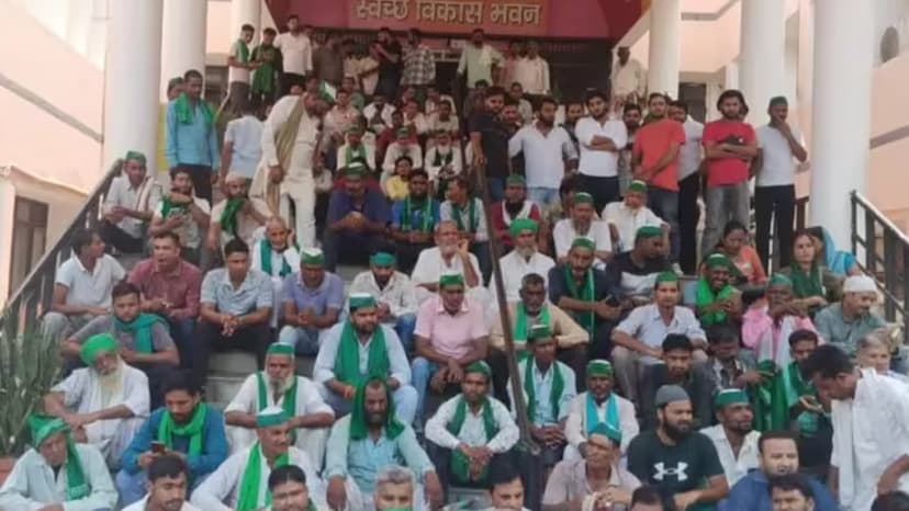 Farmers sitting on strike in Vikas Bhawan against CDO in Moradabad