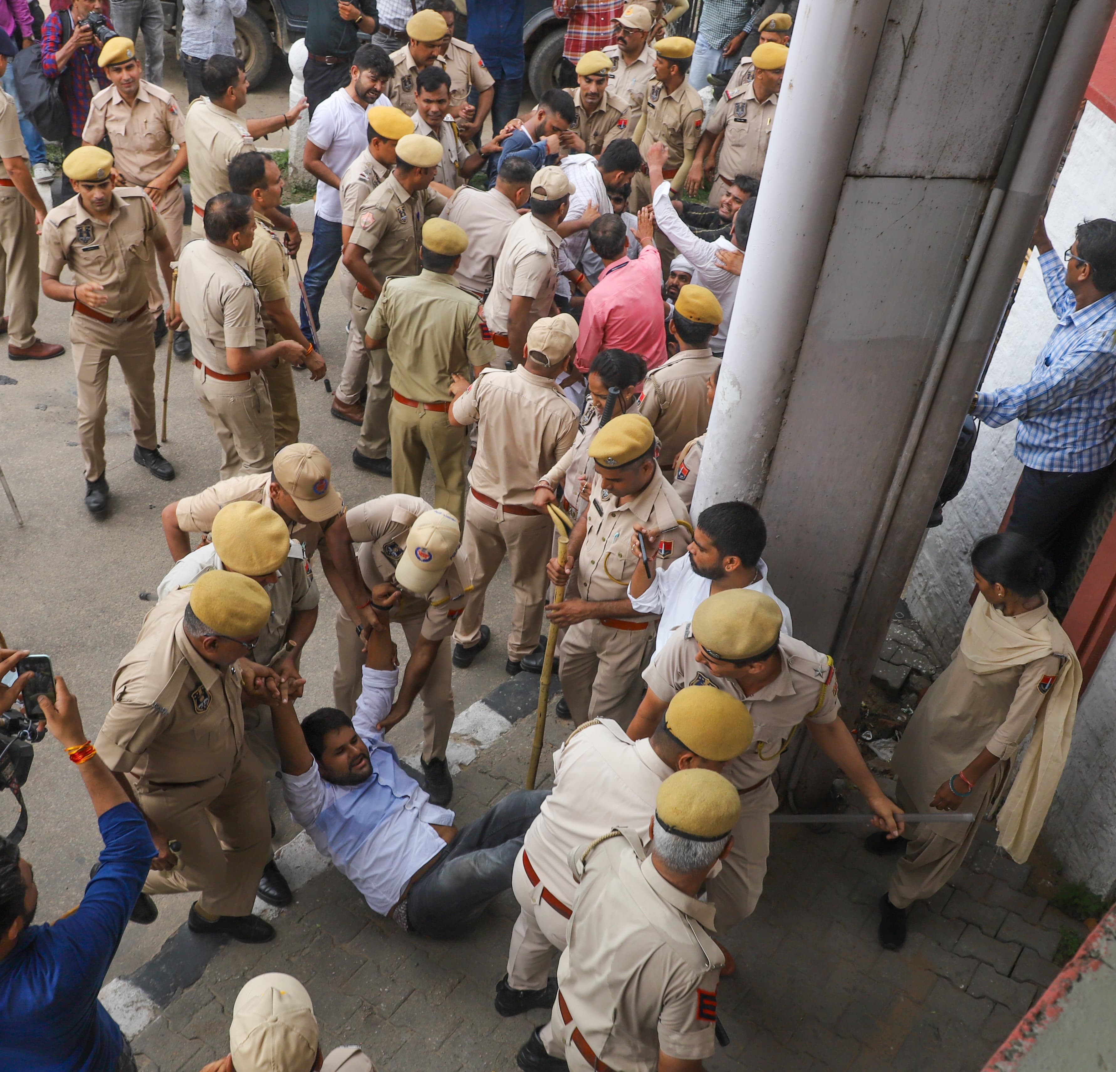 rajasthan university lathicharge 