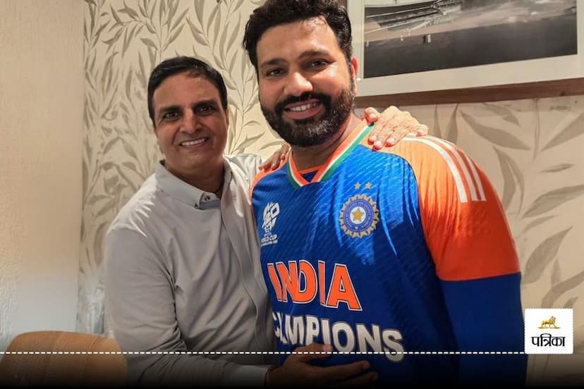 Mysterious Third Hand on Rohit Sharma Shoulder