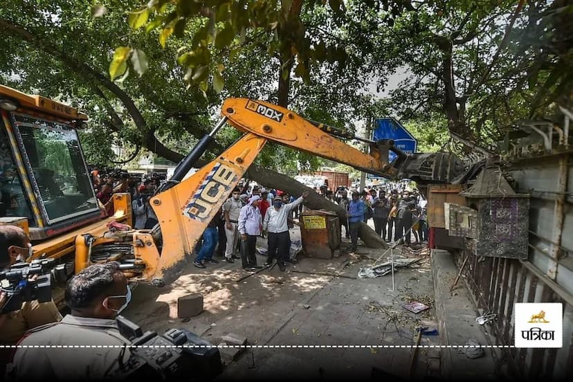 SP leader's resort built on pond land today Bulldozer runs in Mainpuri