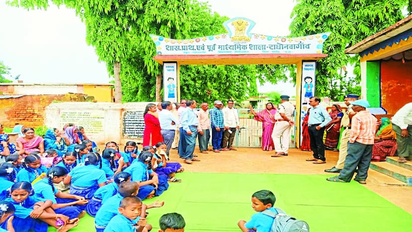 शिक्षक की कमी से बच्चों की पढ़ाई प्रभावित होने से आक्रोशित राघोनवागांव के ग्रामीणों ने प्राथमिक एवं मिडिल स्कूल में ताला जड़ दिया। इससे दिनभर पढ़ाई प्रभावित रही। शाम तक स्कूल का ताला नहीं खुला।