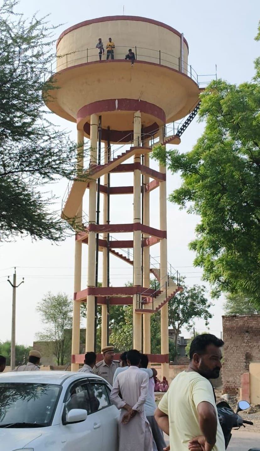 Contractor took away 64 tractors, till now police could only recover 6, angry villagers climbed on the tank