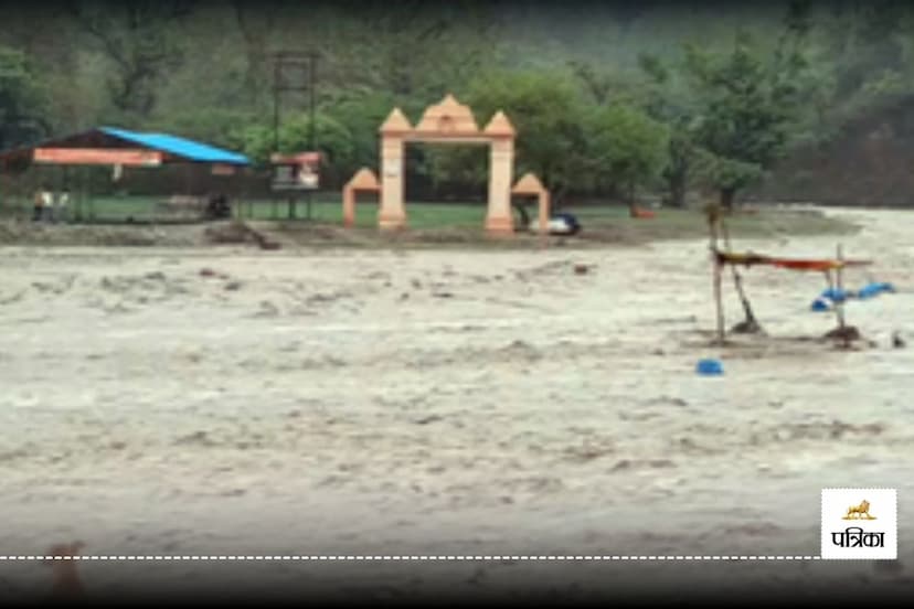 heavy rains on mountains water reached Shakambhari Devi Mandir creating chaos among devotees