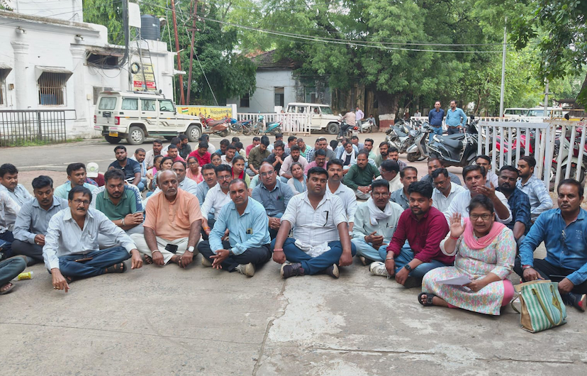 Patwari Strike in Narmadapuram Mass strike of Patwaris started in Narmadapuram