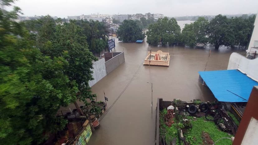 सूरत में भारी बरसात के दौरान मंदिर की छत तक पानी पहुंच गया। कई क्षेत्रों में बाढ़ के हालात बनने से जनजीवन खासा प्रभावित है।