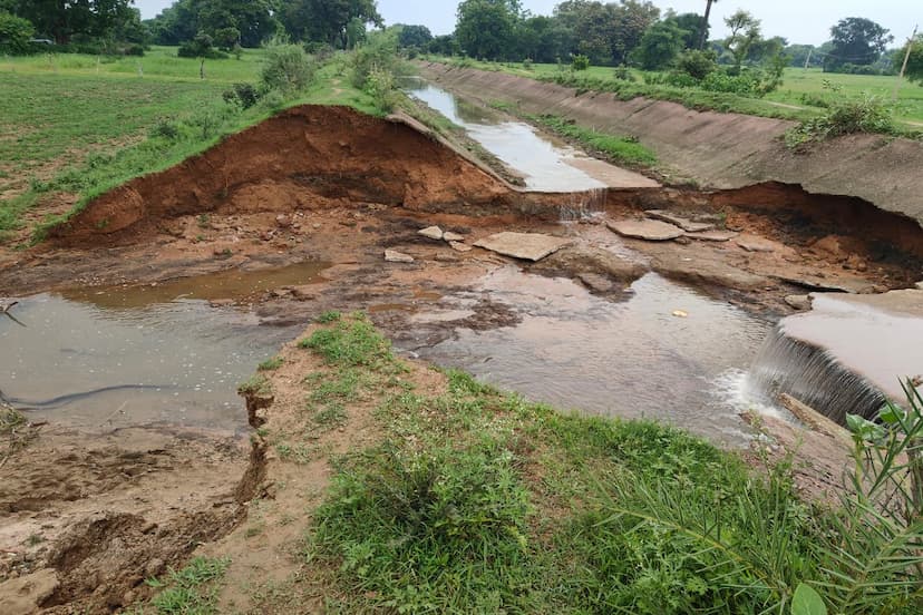 टीकमगढ़ पानी के भराव से टूट गई हरपुरा नहर।