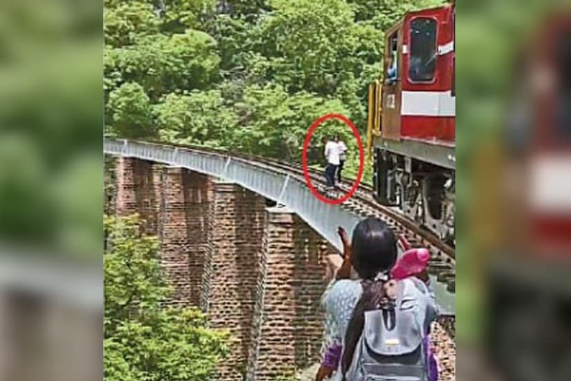 Husband and wife jumped from railway bridge