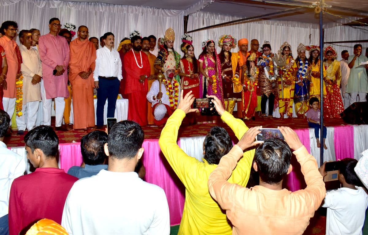 Tide of devotion gathered for the darshan of Baba Barfani