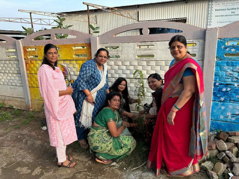 Saplings were planted in Muskaan Sansthan, discussions were held on teacher honors.