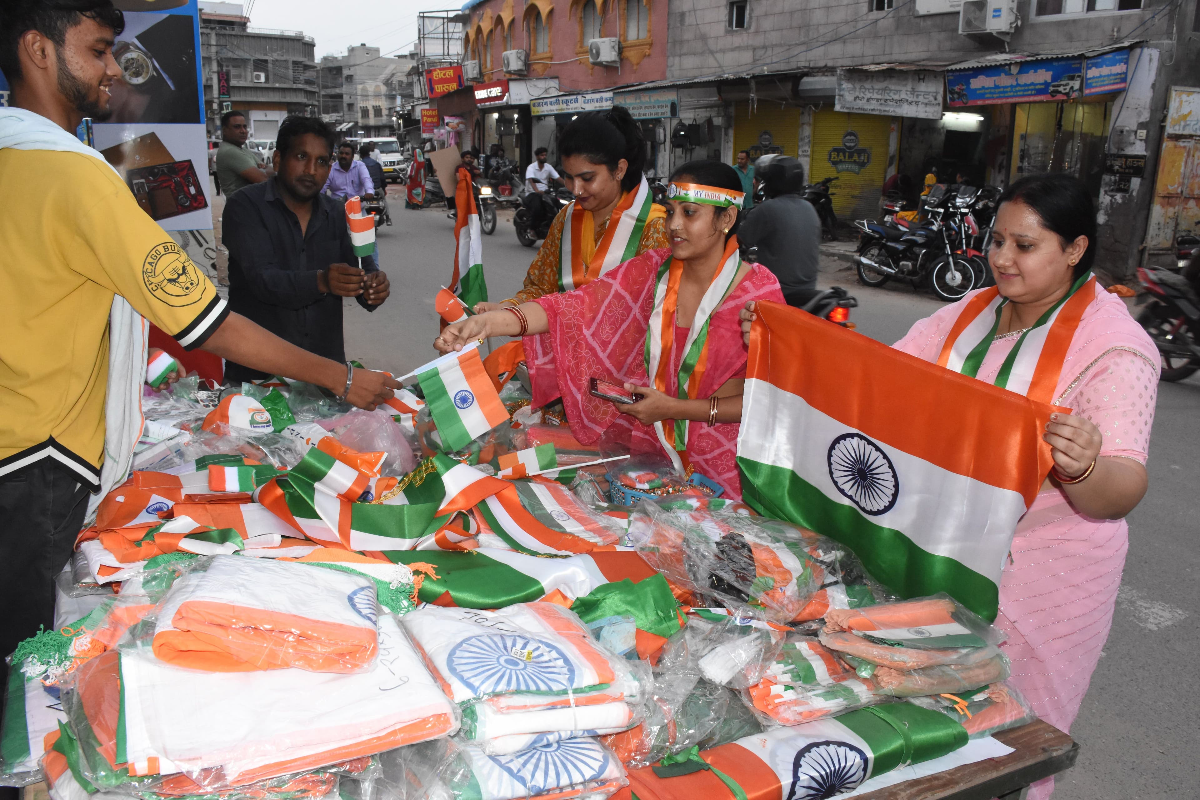 1 kilometer long tricolor march from Kotgate to Dauji temple