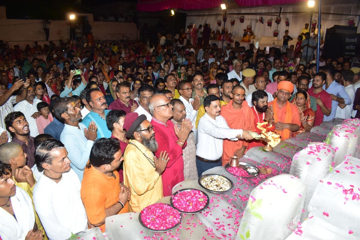 Tide of devotion gathered for the darshan of Baba Barfani