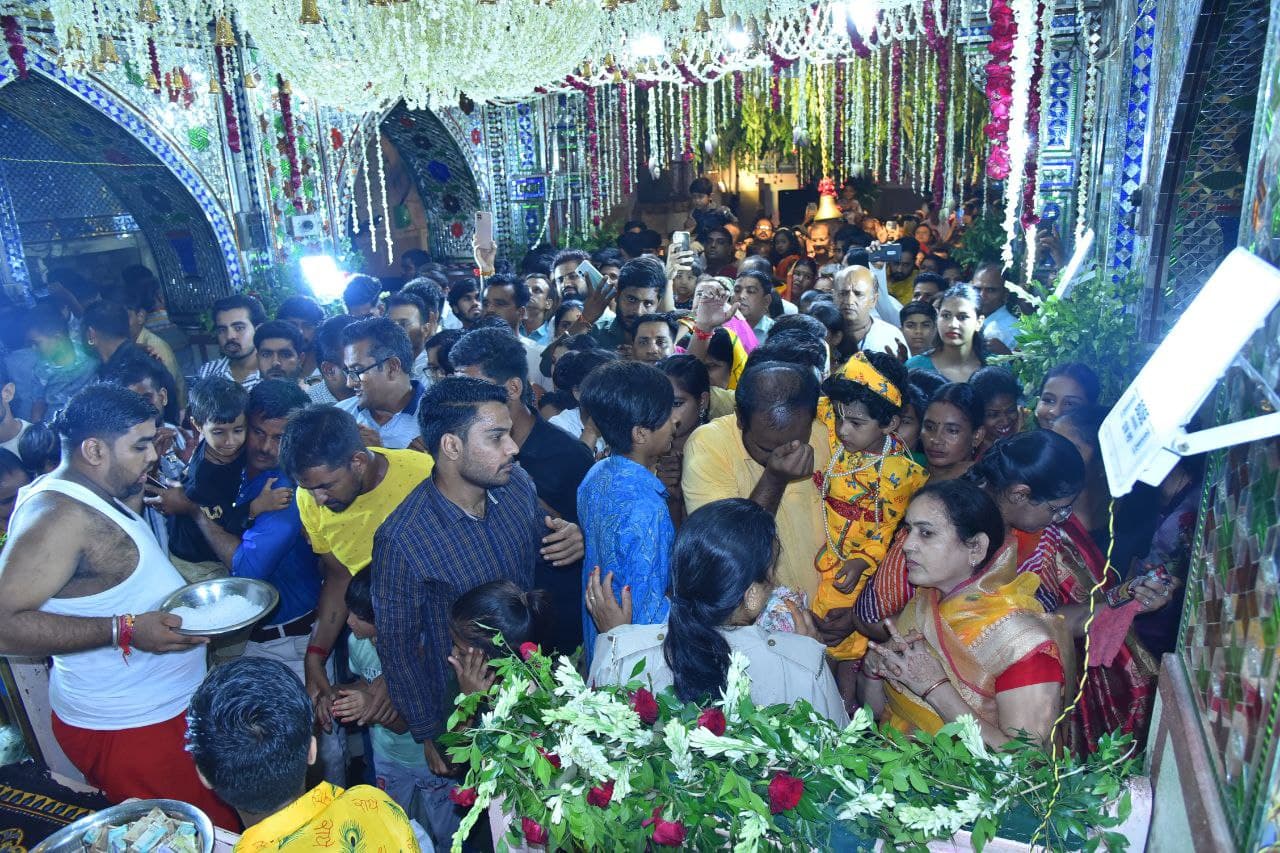 Congratulation echoed at Krishna Kanhai Nagar Seth Banshiwala temple for birth.