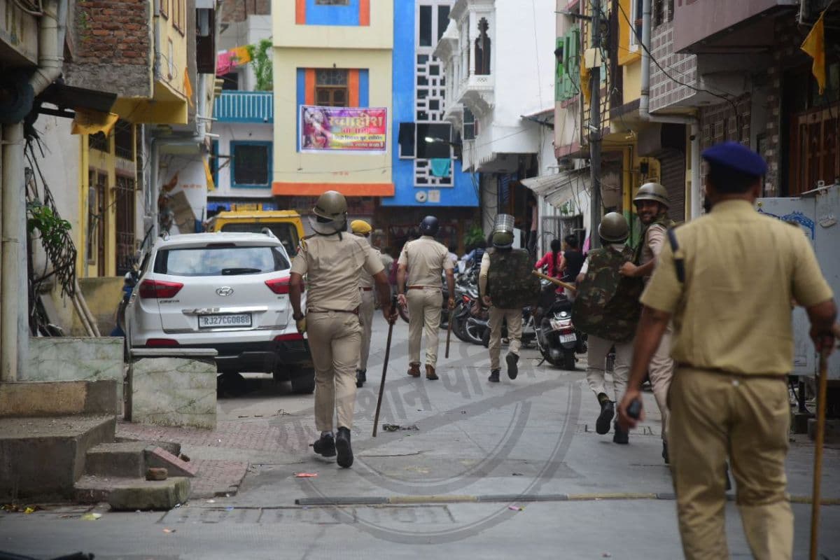 Udaipur violence Photo: प्रदर्शनकारियों को खदेड़ती पुलिस बल