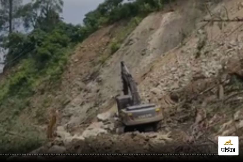 Badrinath Highway closed stones and debris accumulated in large numbers at Nandprayag