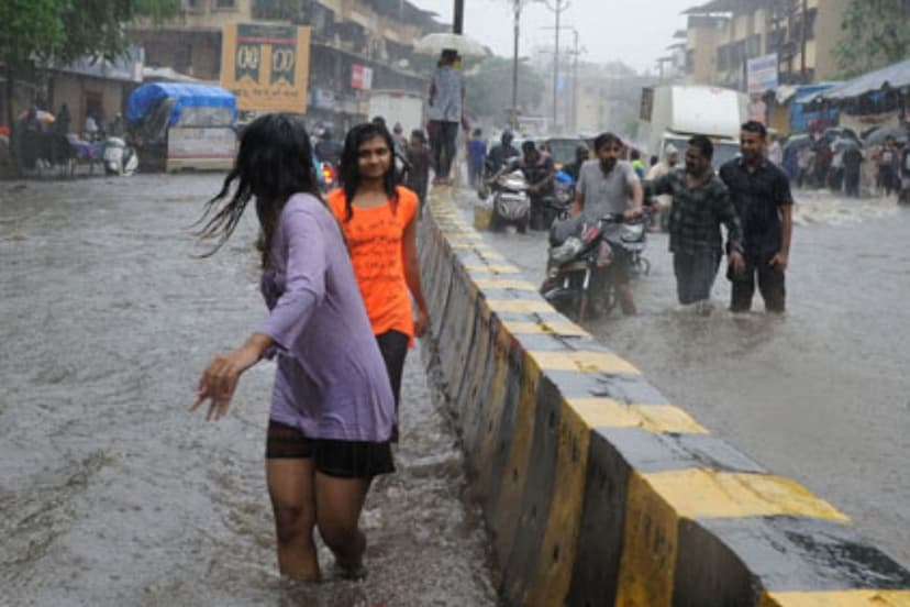 Heavy Rains: उत्तराखंड में 'जलप्रलय' के बीच 16 लोग लापता, यूपी के 18 जिलों में भारी बारिश के साथ गिरेगी बिजली