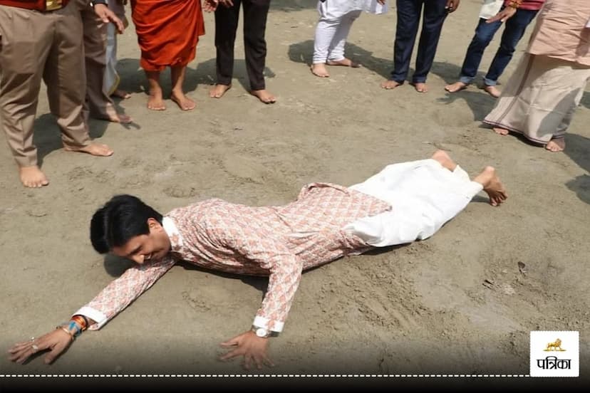 Janmashtami 2024 Kumar Vishwas reached Mathura played with soil of ramanreti ashram in Braj Raj