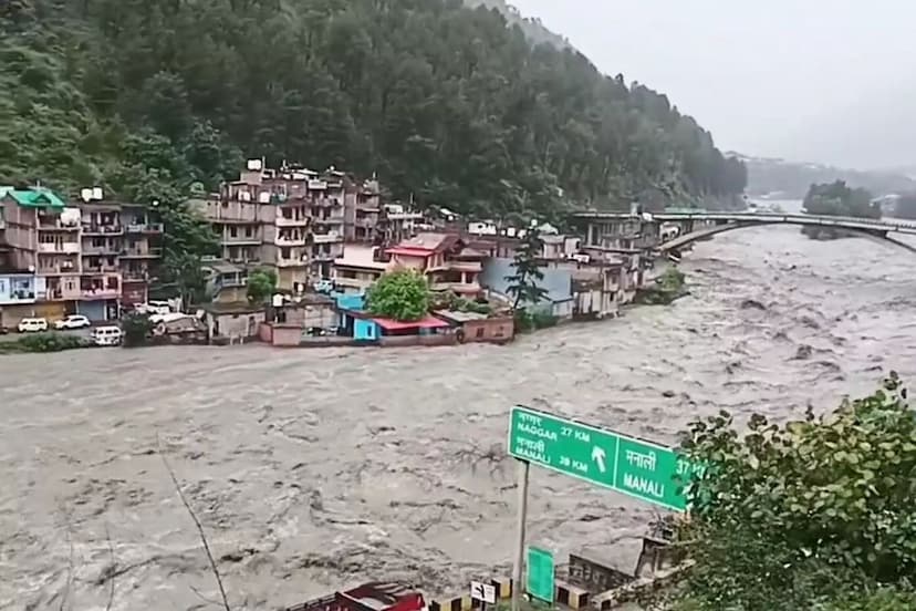 Uttarakhand Flood: उत्तराखंड में मलबे के साथ बह गया पहाड़, 'जल प्रलय' का वीडियो देख कांप जाएंगे आप!