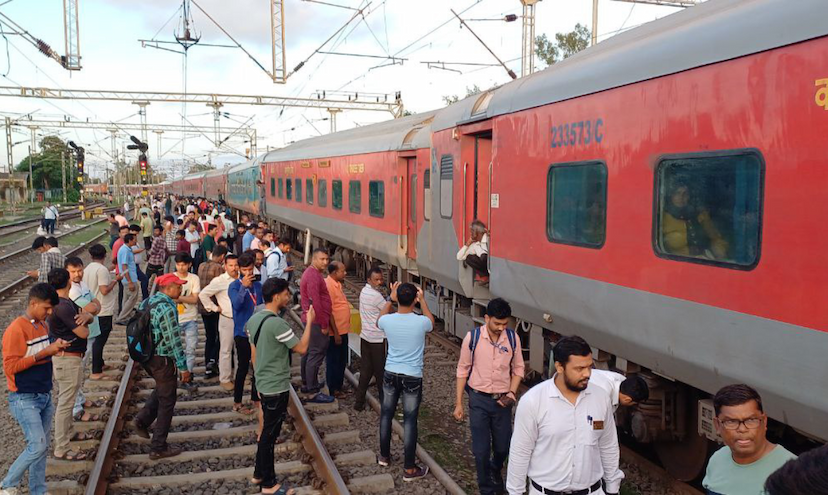 Rani Kamlapati Saharsa Special train derailed at Itarsi Railway Junction