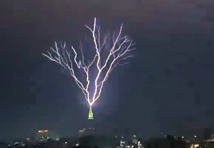 Lightning strikes Mecca clock tower