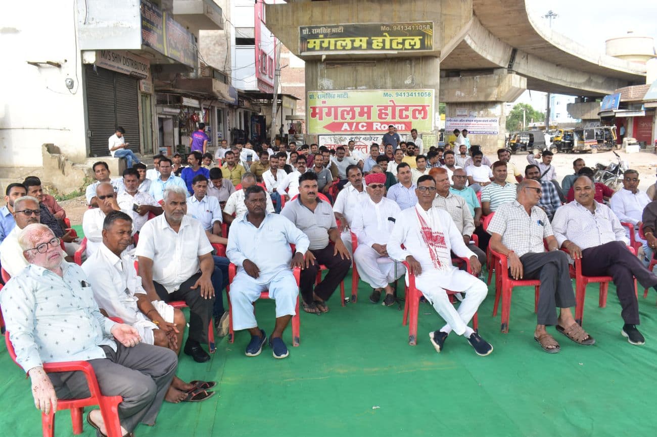 Government bowed to the struggle, had to open Bikaner Road railway gate