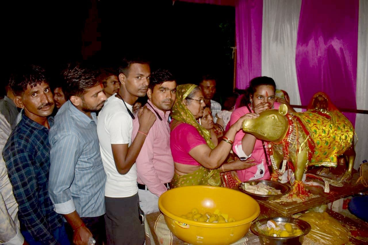 There was no wrinkle or fatigue on the faces of the devotees, every step kept moving towards Mundiad.