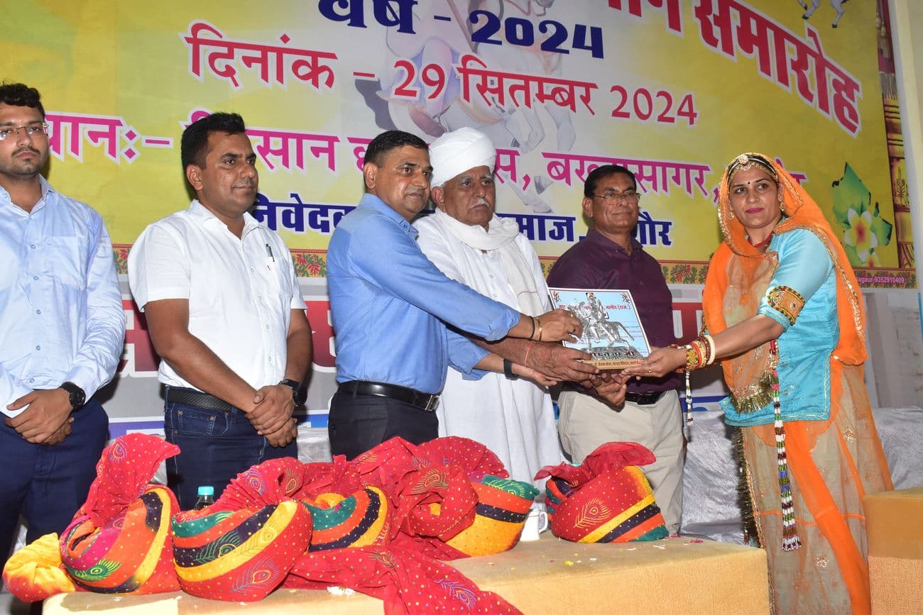 The talents of the Jat community smiled after receiving honor in the talent felicitation ceremony.