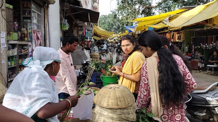 तीज पर्व की तैयारियों को लेकर गुलजार दिखे बाजार