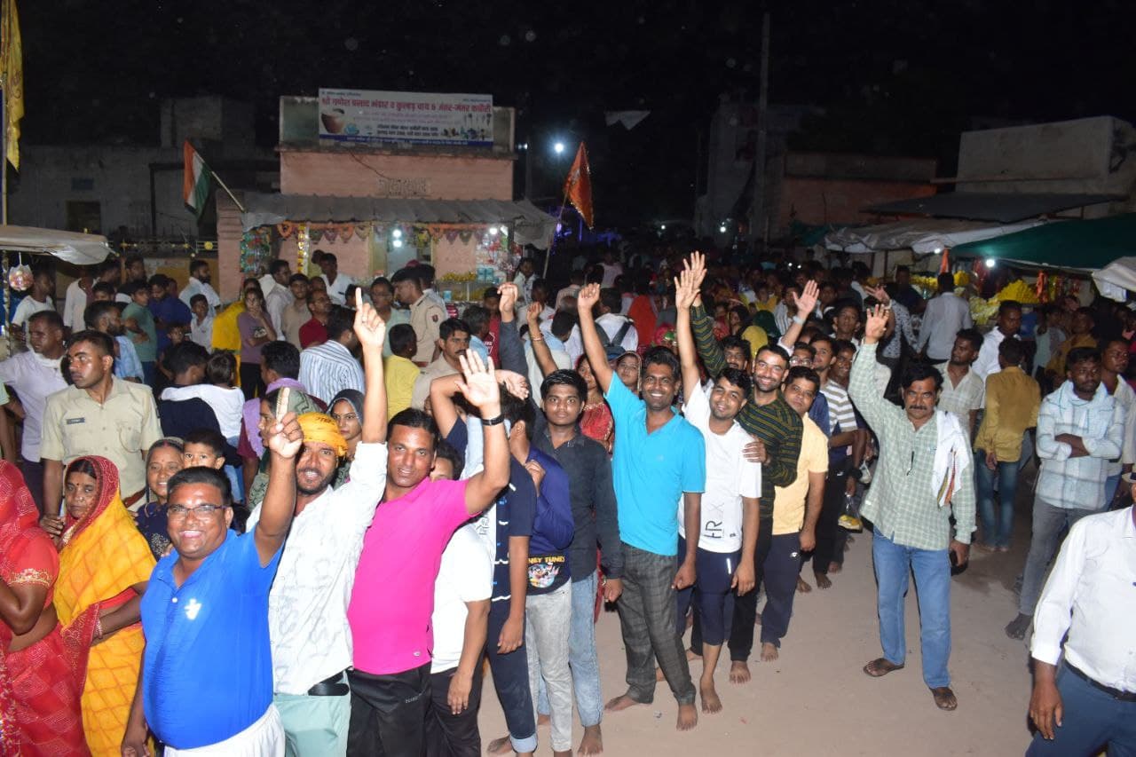 There was no wrinkle or fatigue on the faces of the devotees, every step kept moving towards Mundiad.