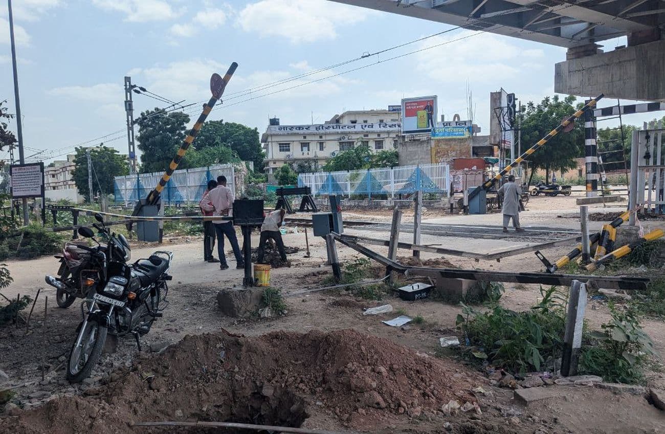 Government bowed to the struggle, had to open Bikaner Road railway gate