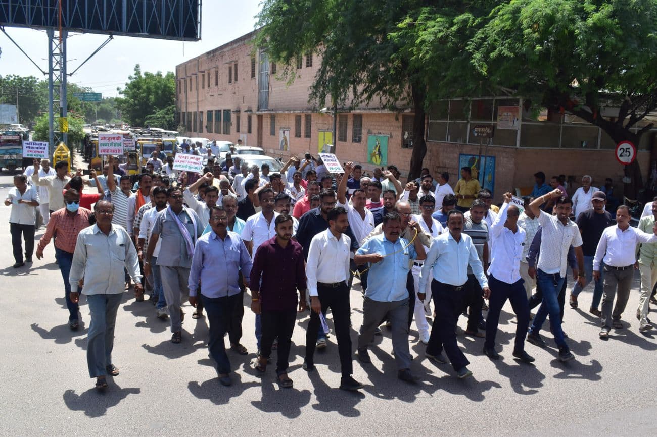 Government bowed to the struggle, had to open Bikaner Road railway gate