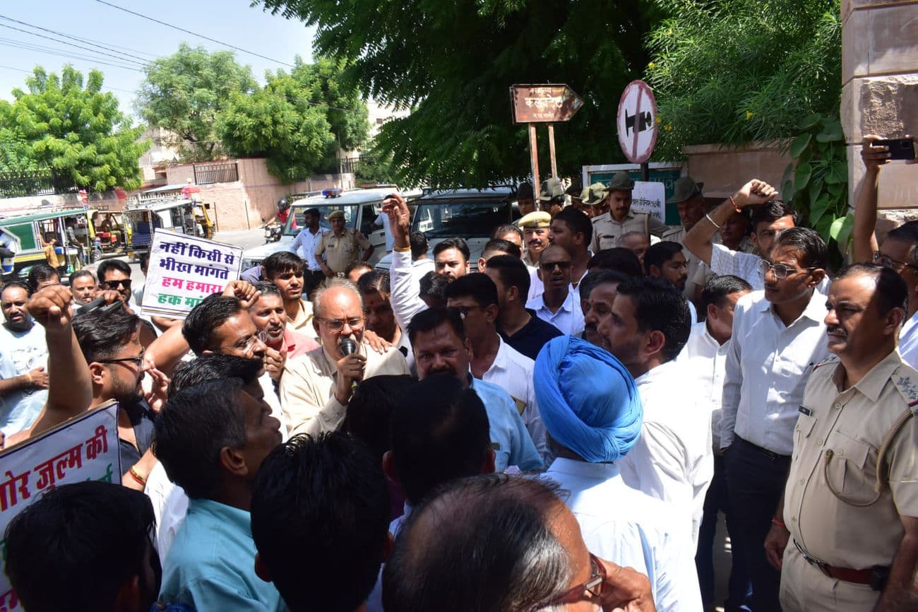 Government bowed to the struggle, had to open Bikaner Road railway gate