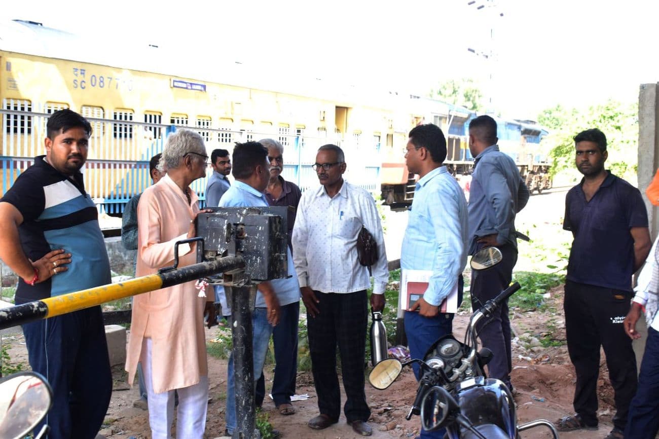 Government bowed to the struggle, had to open Bikaner Road railway gate