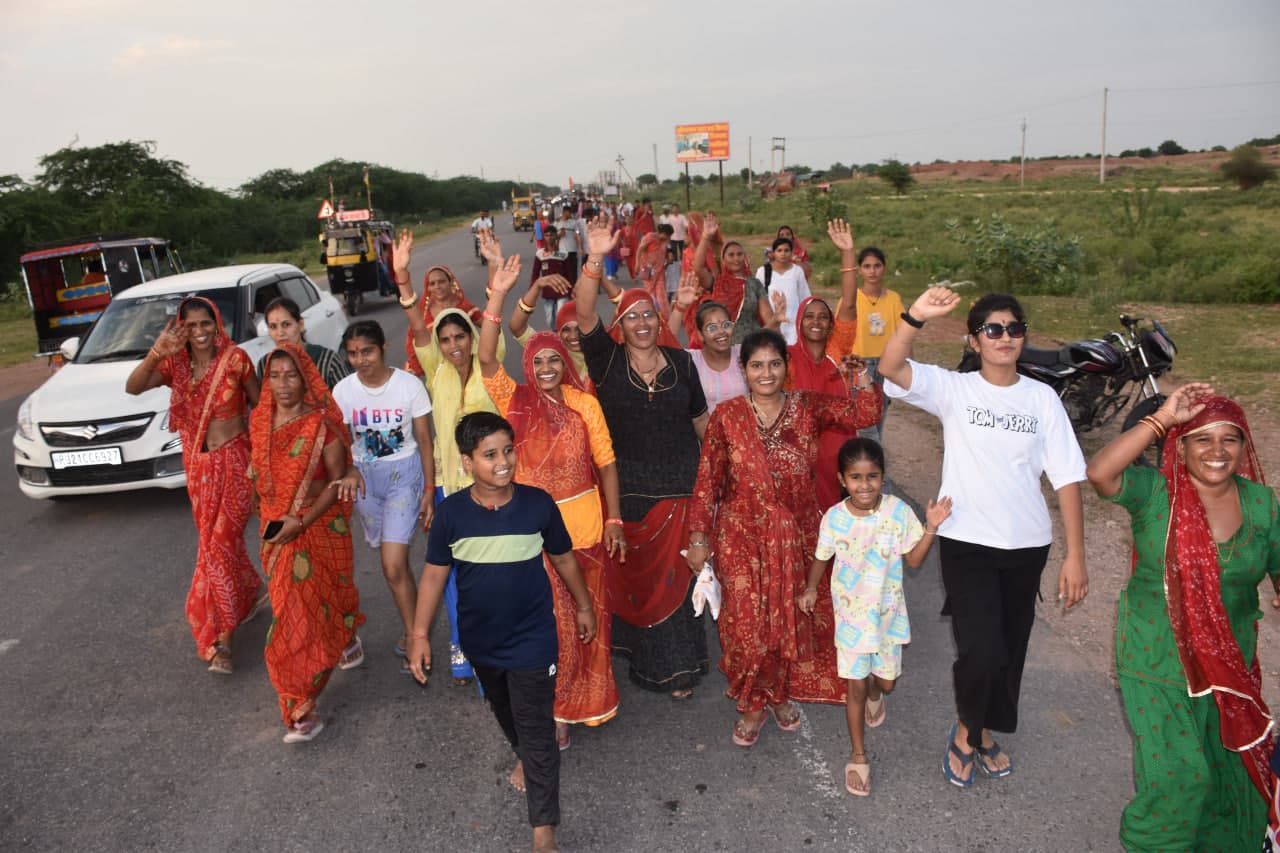 There was no wrinkle or fatigue on the faces of the devotees, every step kept moving towards Mundiad.