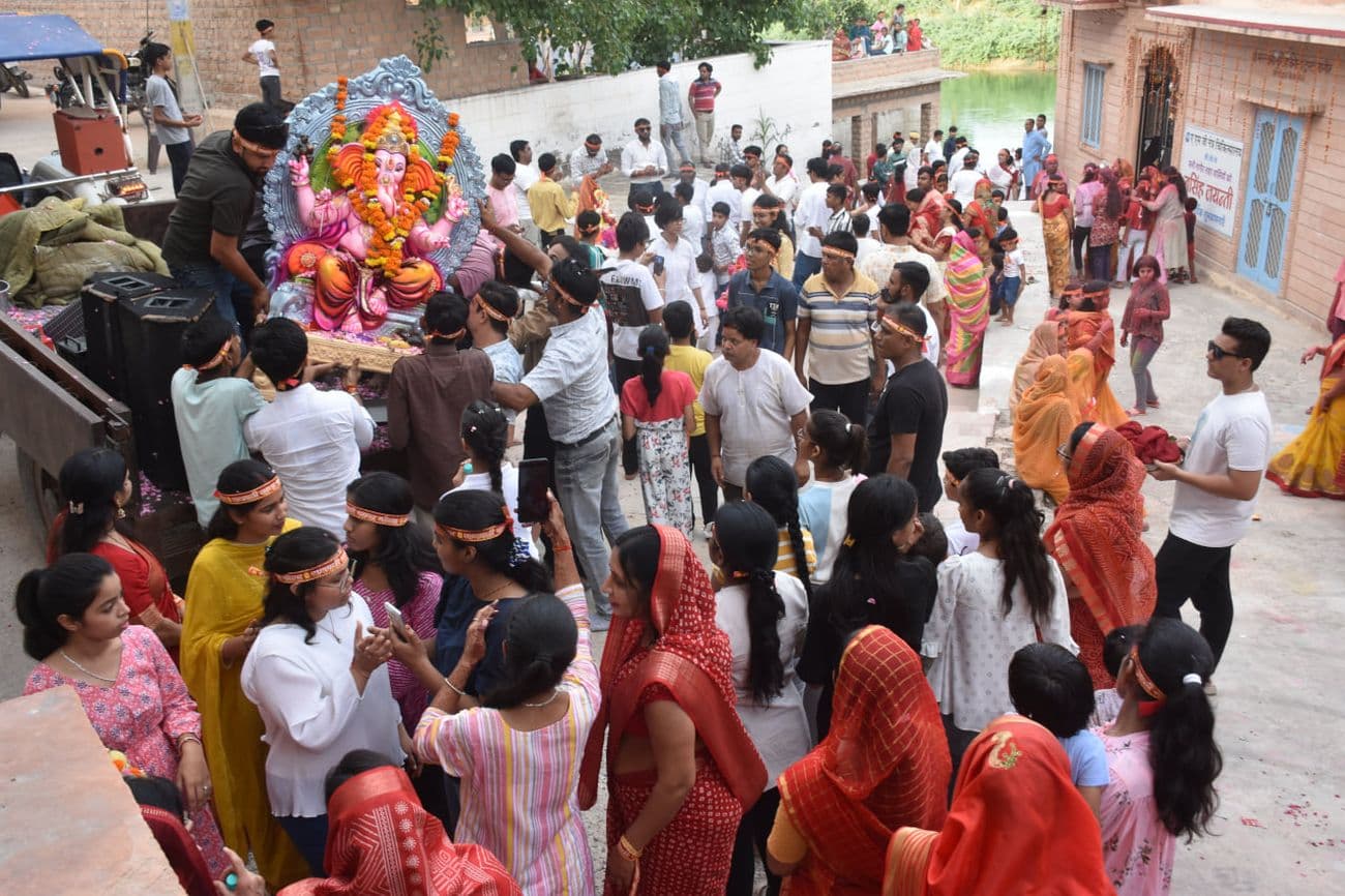 Ganpati Bappa Moriya, Bappa bid farewell amid cheers