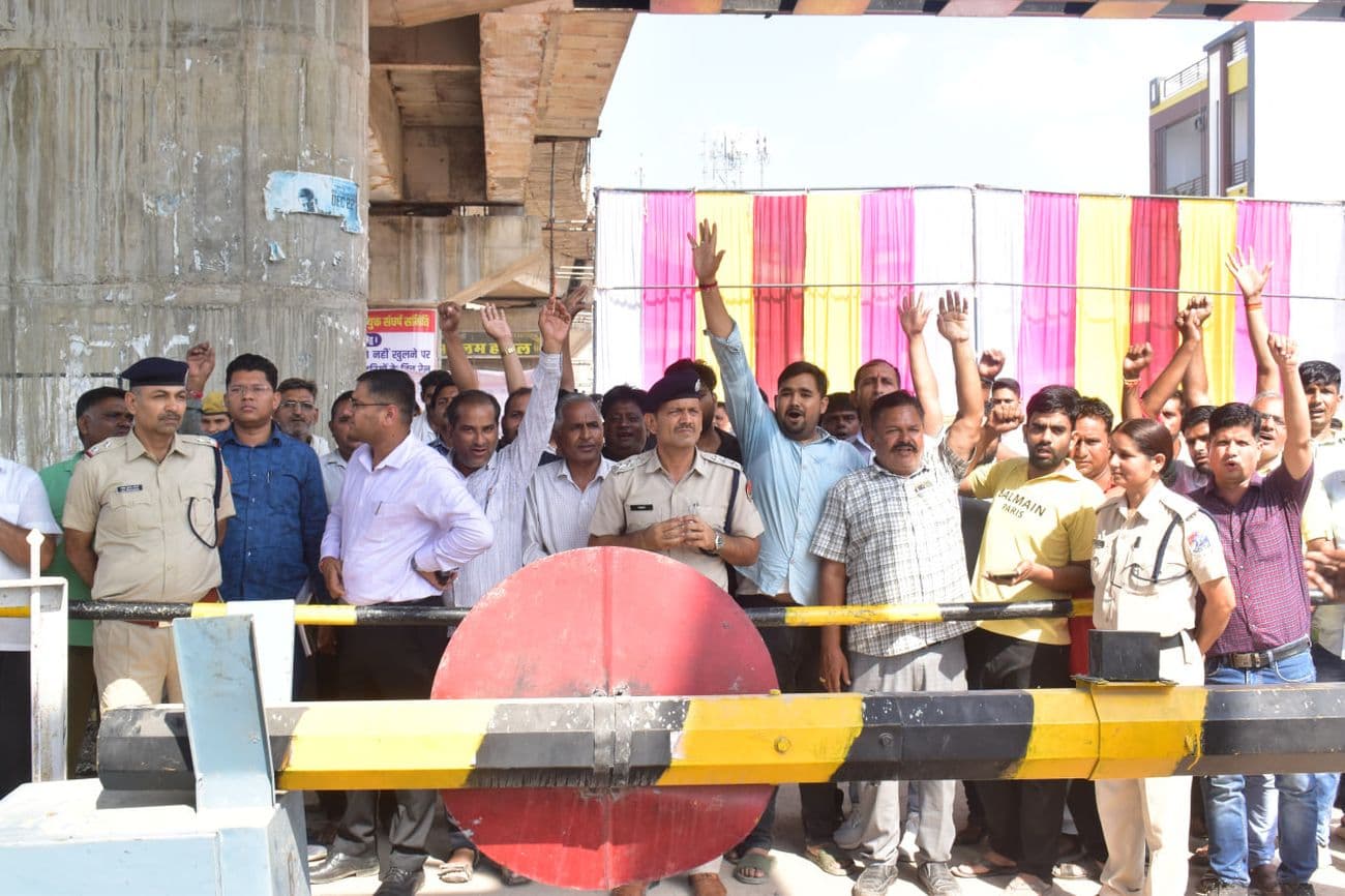 Government bowed to the struggle, had to open Bikaner Road railway gate