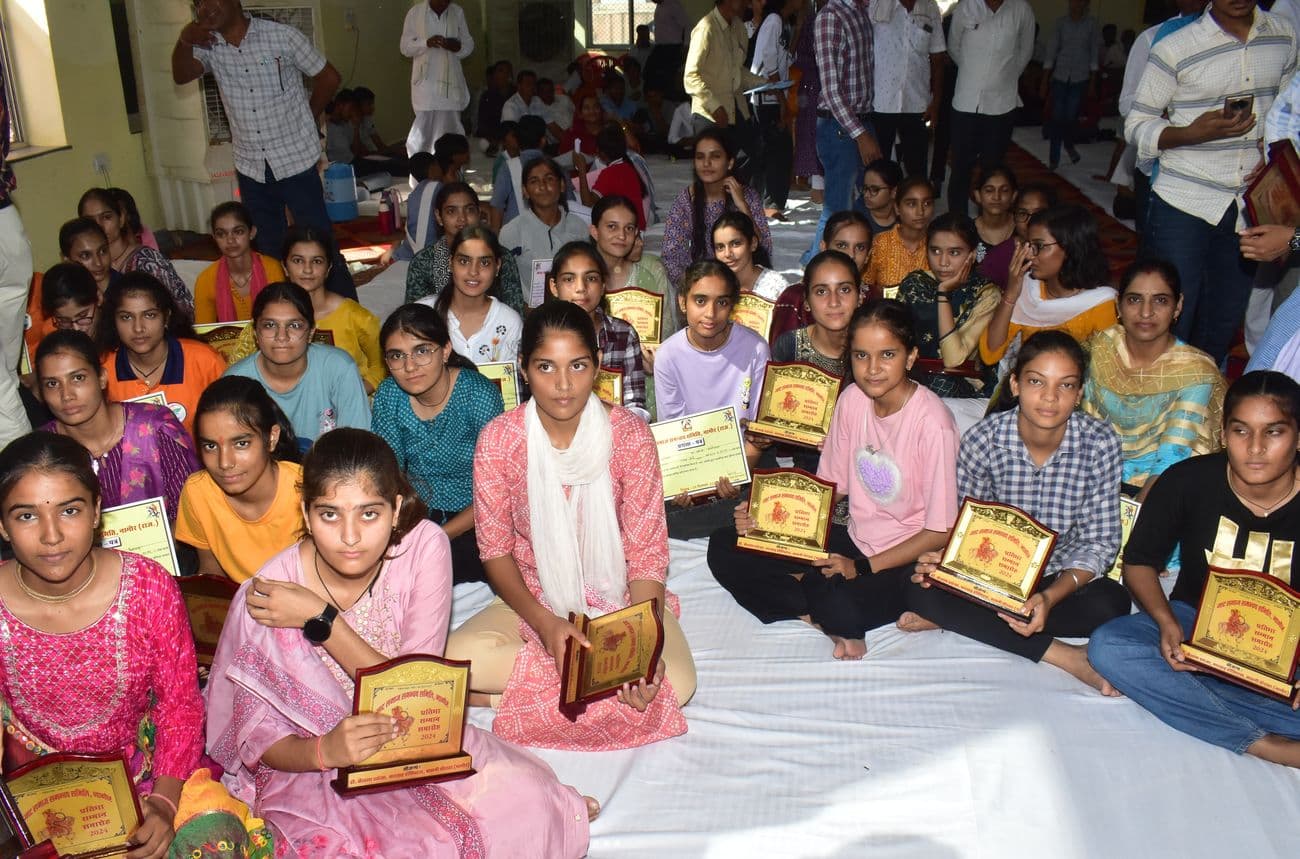 The talents of the Jat community smiled after receiving honor in the talent felicitation ceremony.