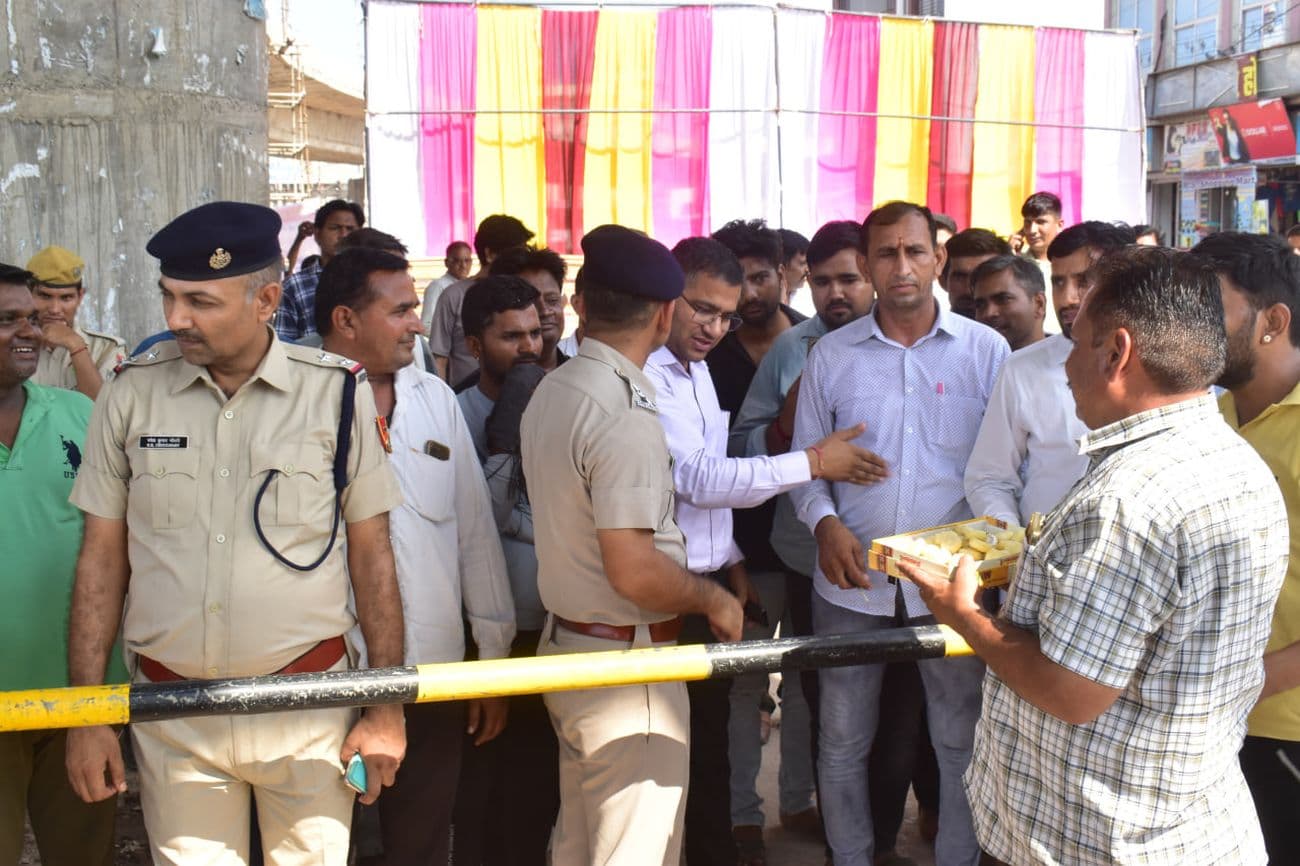 Government bowed to the struggle, had to open Bikaner Road railway gate