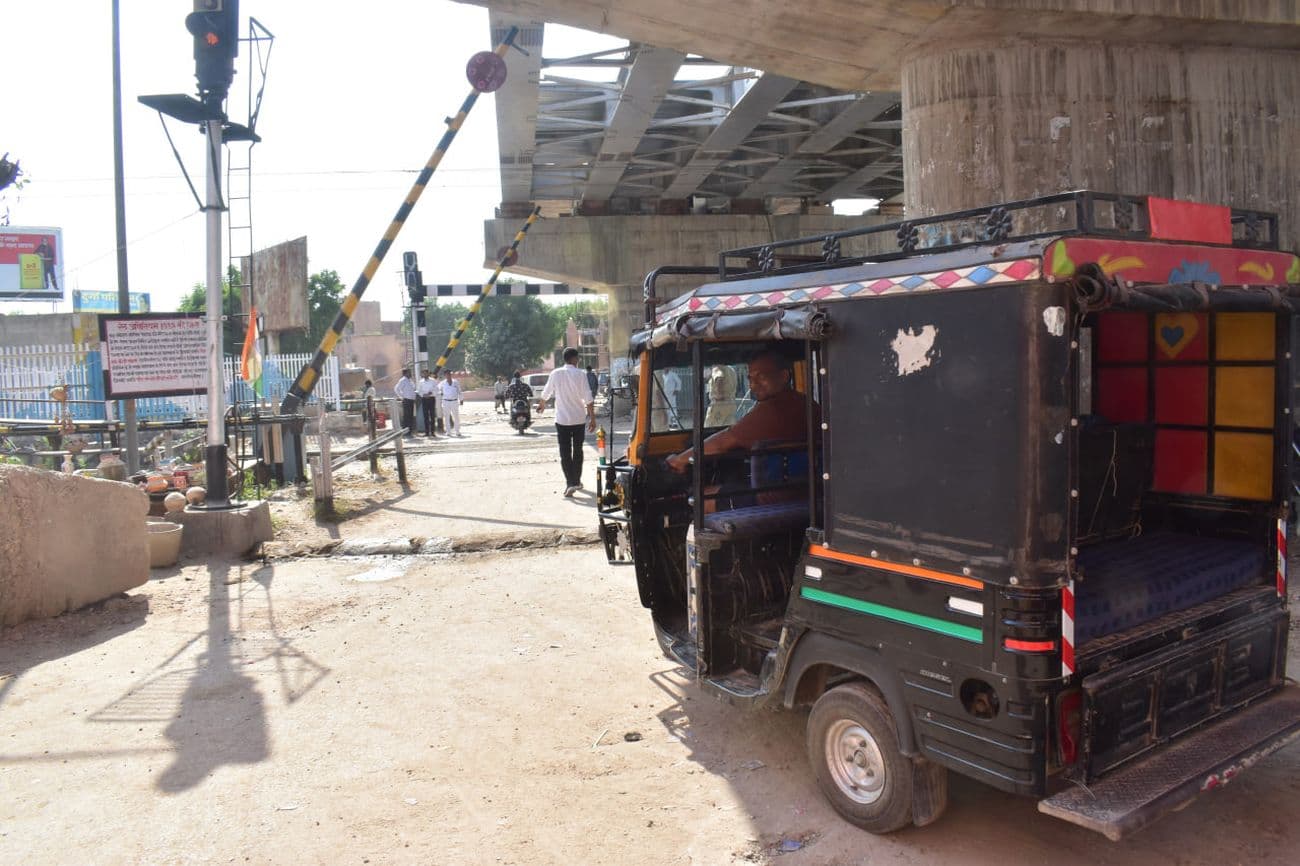 Government bowed to the struggle, had to open Bikaner Road railway gate