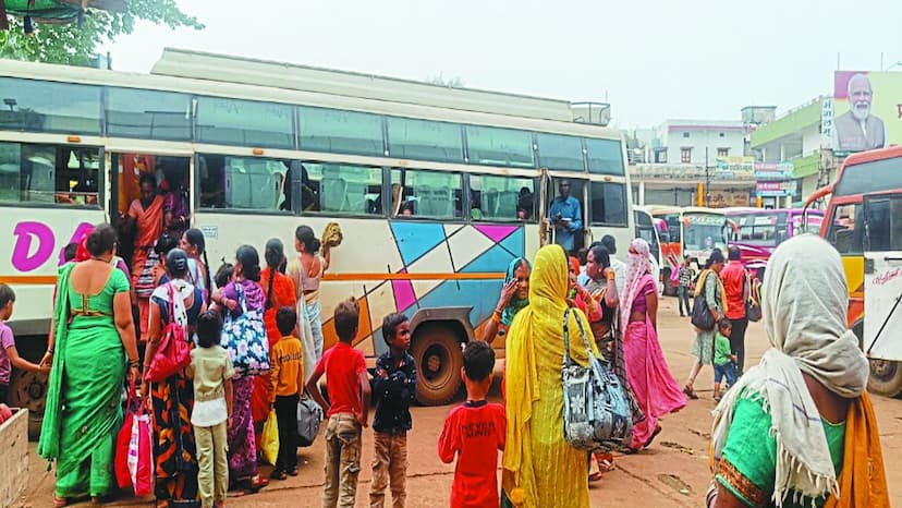 बालोद जिले में तीज पर्व को लेकर महिलाओं में उत्साह है। बड़ी संख्या में महिलाएं अपने-अपने मायके पहुंच रही हैं, जिससे ट्रेनों व बसों में भीड़ देखने को मिल रही है।