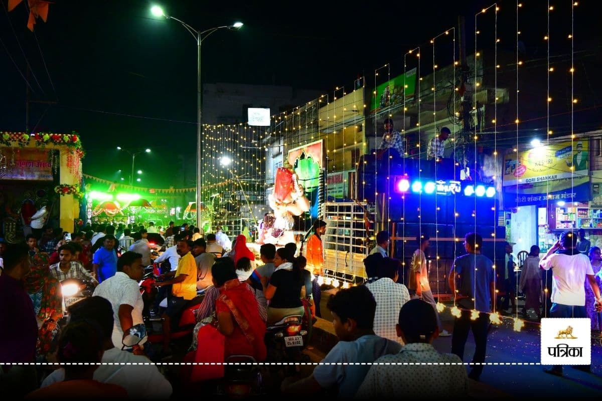 Ganesh Chaturthi 2024: राजधानी के इन जगहों में स्थापित की गई भगवान गणेश की प्रतिमा, देखें अद्भुत तस्वीरें...
