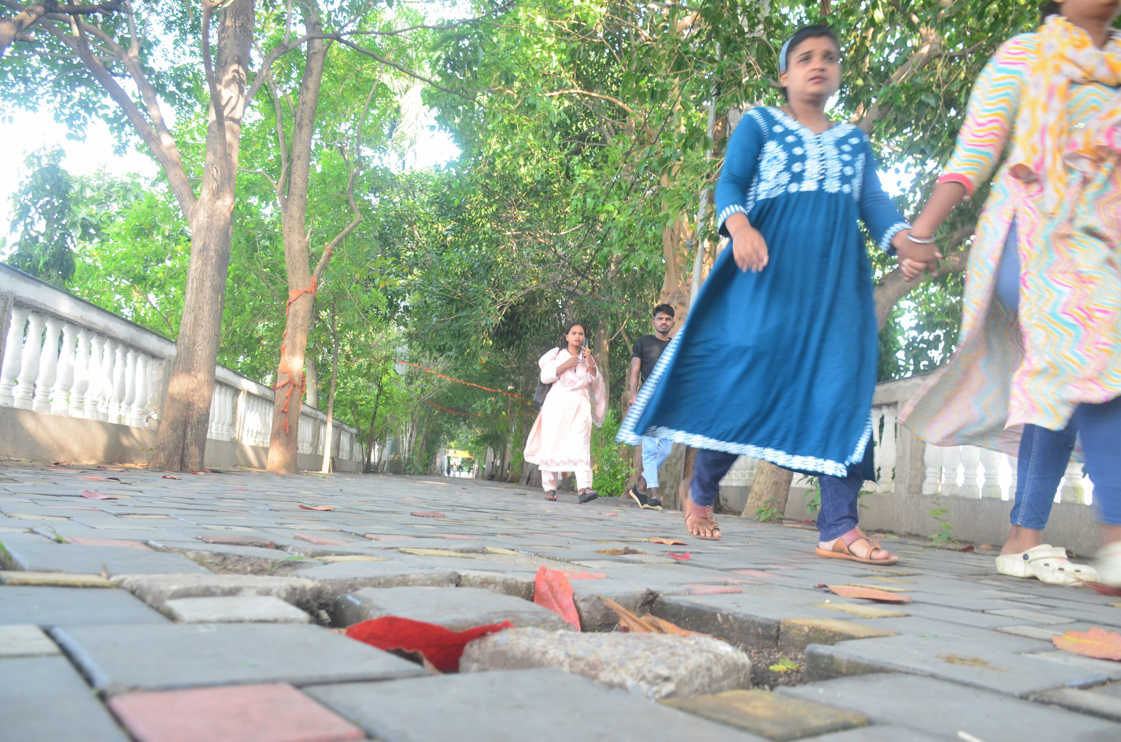 अब तो स्वामी विवेकानंद की प्रतिमा तक पहुंचना भी मुश्किल होता जा रहा है।