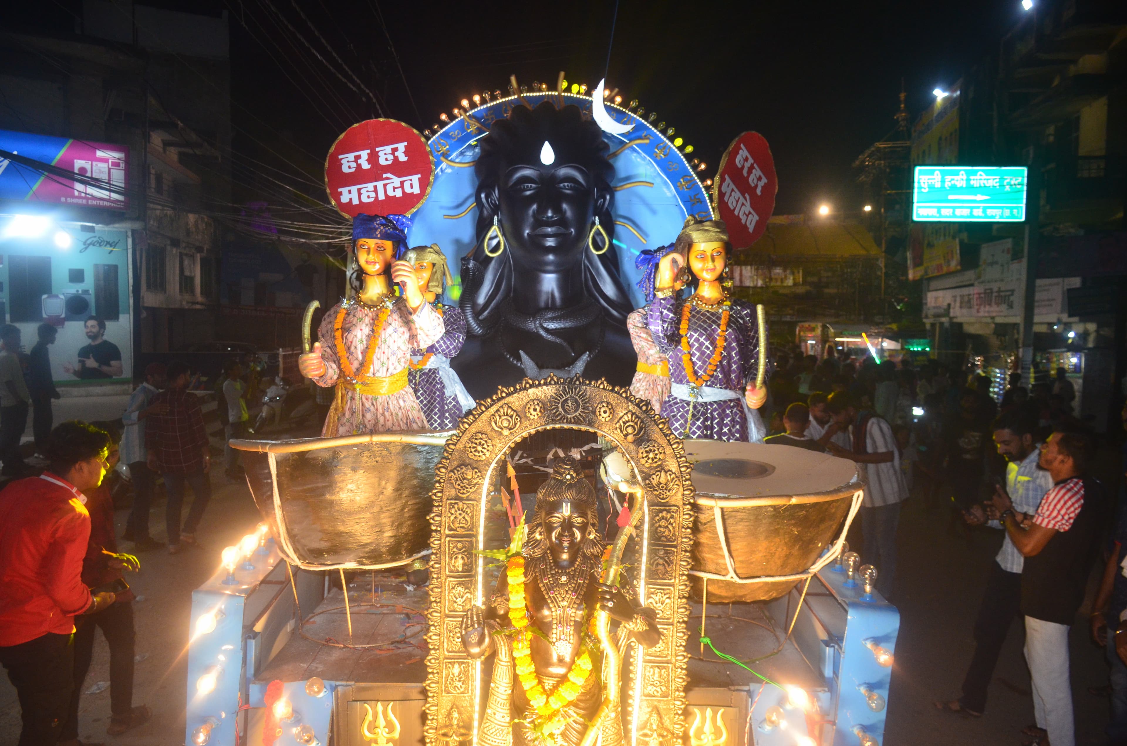 श्रीपुर शक्ति गणेशोत्सव समिति ने गणेश और शिवलिंग पर जल चढ़ाने की झांकी प्रस्तुत की।