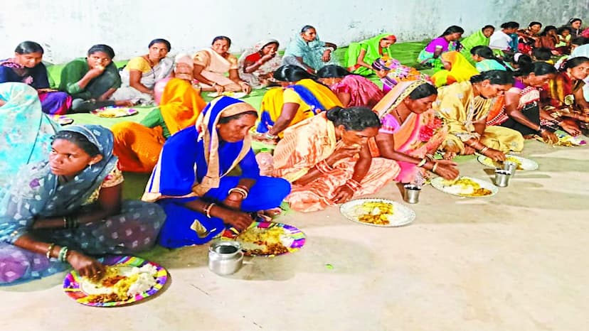 तीज पर्व पर पति की दीर्घायु के लिए उपवास शुरू करने महिलाओं ने गुरुवार की रात करेले की सब्जी खाकर (करूभात) रस्म निभाई। उन्हें आसपास घरों से न्योता मिला। कई गांवों में ग्रामीणों ने सामूहिक रूप से तीज मनाने आई महिलाओं को करूभात खिलाया।