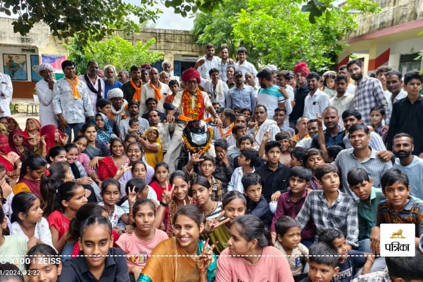 Rajasthan Rajsamand Teacher Retirement Whole Village and Students Sstarted Crying He Gave a Big Gift on Farewell