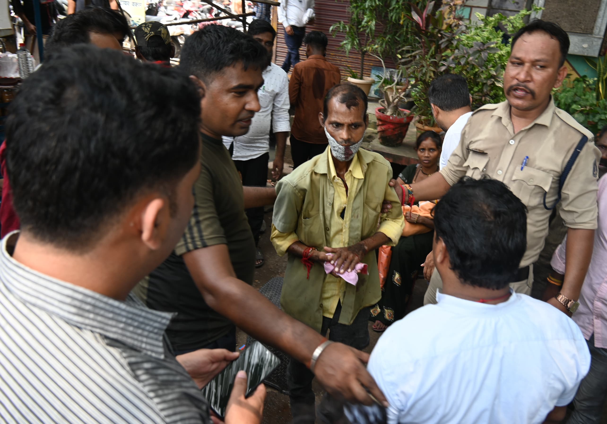 Tree trunk fell in Budhapara of the capital, e-rickshaw driver injured