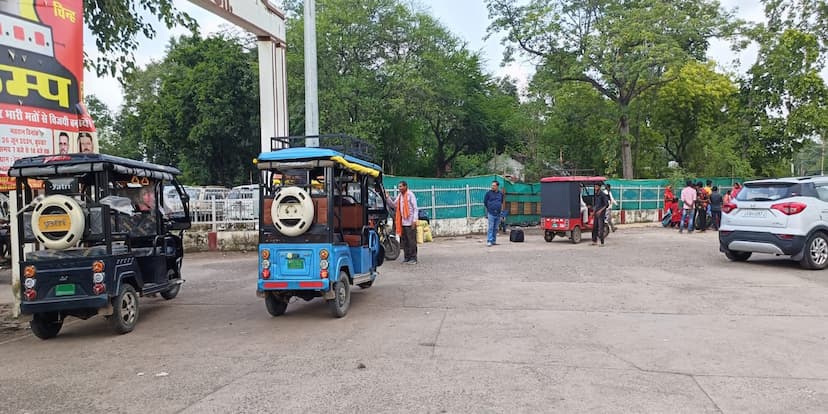 No entry for e-rickshaw pullers at railway station